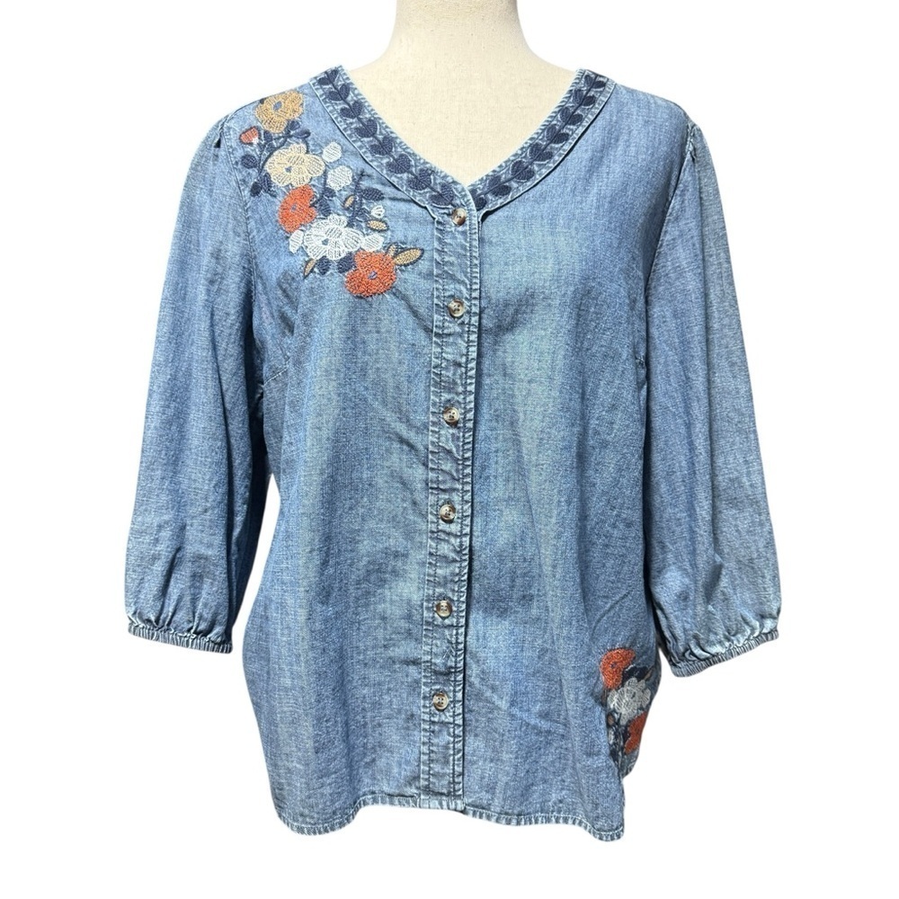 Chicos Embroidered Floral Chambray Denim Button-Up Top Size 1 Medium Boho Indie